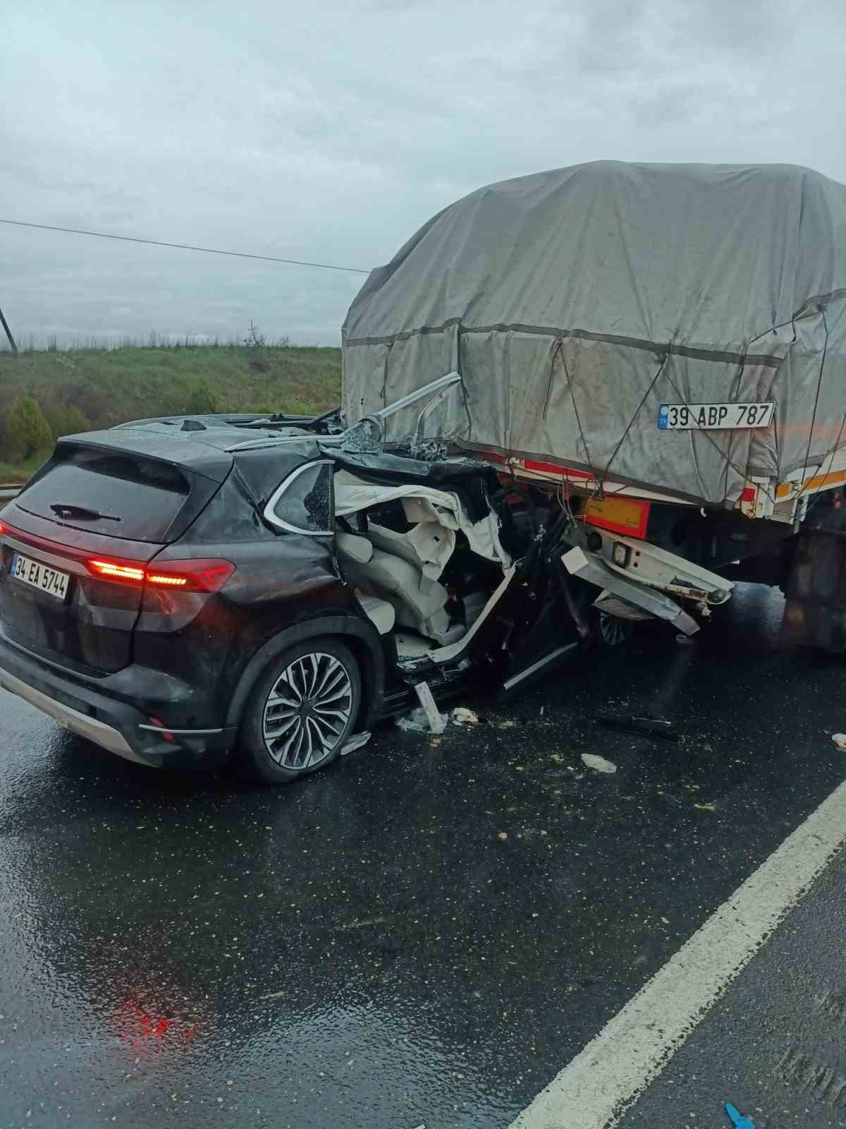 Keşan’da otomobil tırın dorsesine çarptı: 3 kişi yaralandı