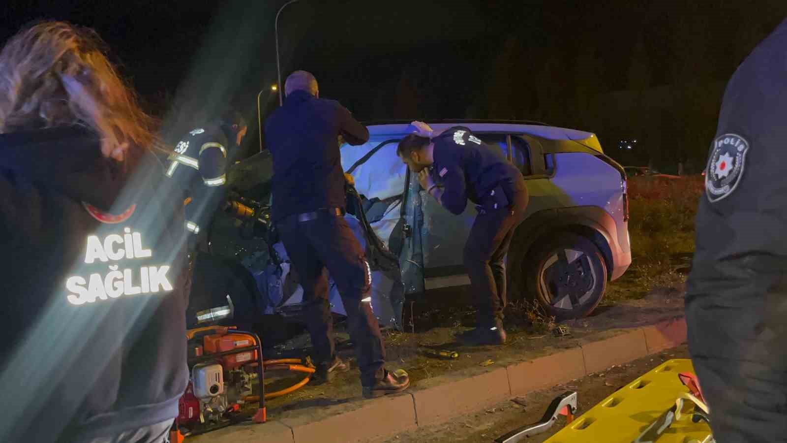 Porselen hammaddesi y&uuml;kl&uuml; kamyon otomobille &ccedil;arpıştı: 4 yaralı
