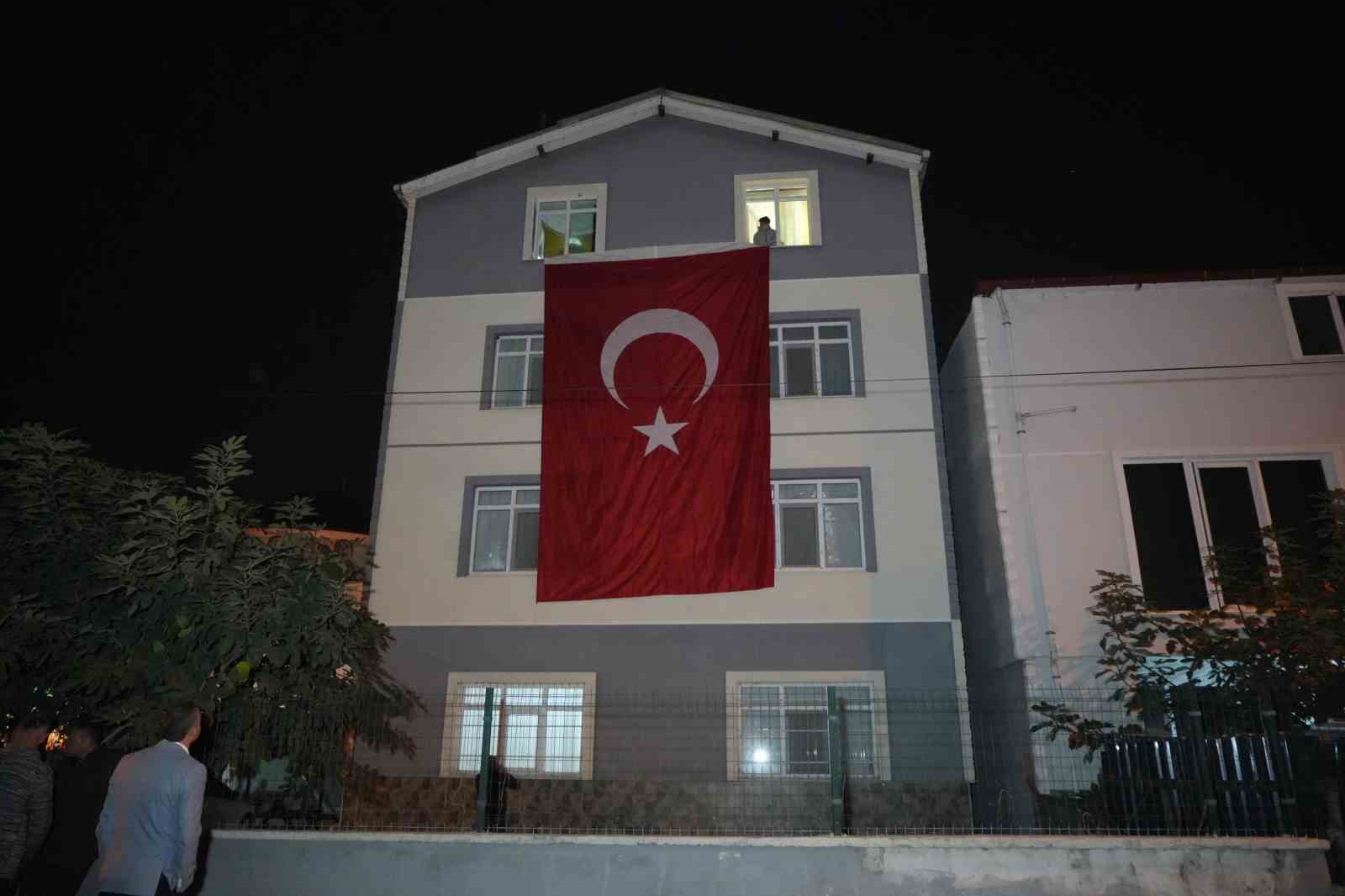 Samsunlu şehidin baba evine Türk bayrağı asıldı