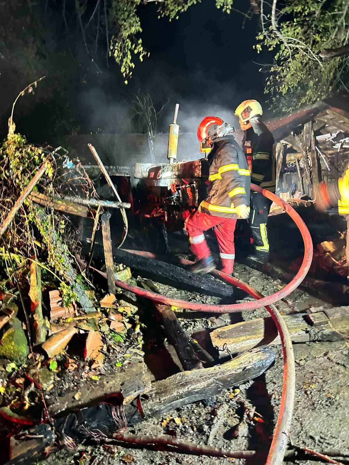 Bartın’da yıldırım düştü: 2 araç yandı