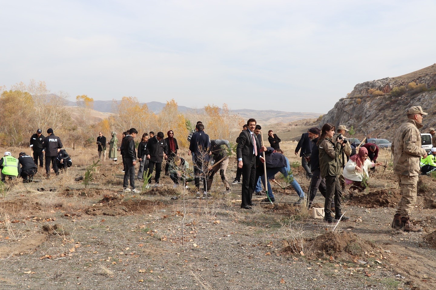 Tercan&rsquo;da fidanlar toprakla buluştu
