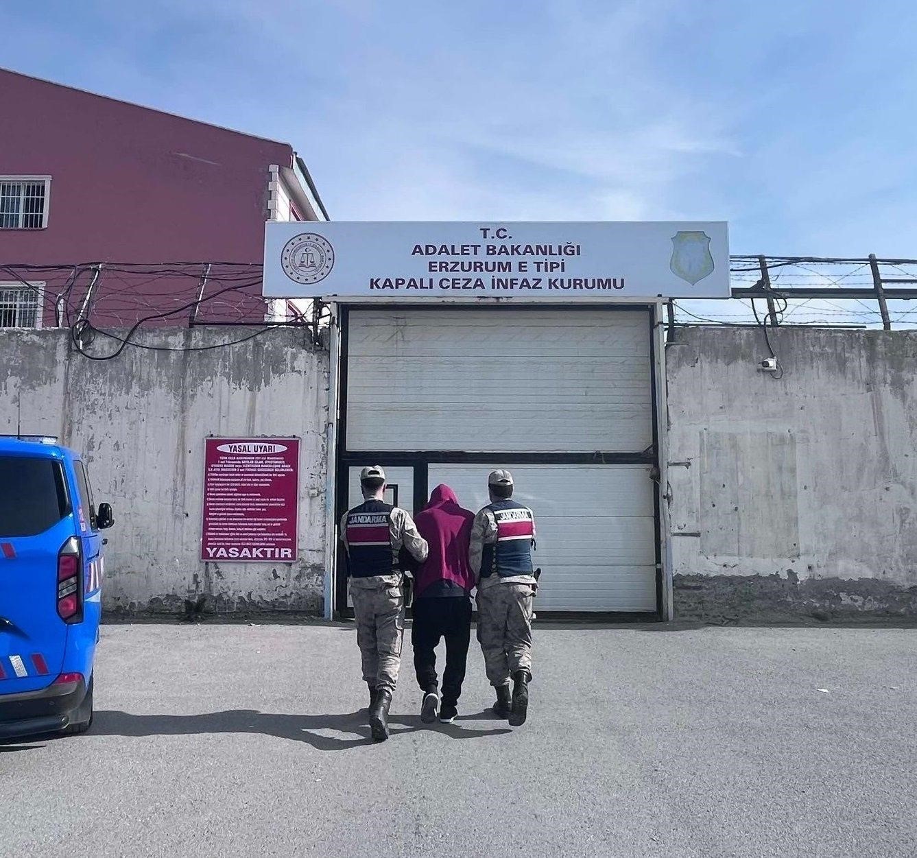 Jandarmadan ka&ccedil;amadı; 2 yıldır aranıyordu
