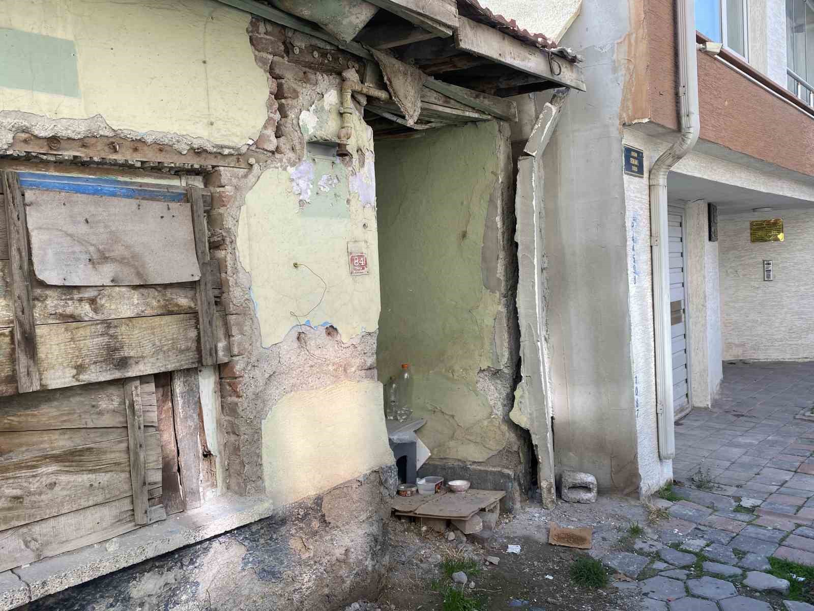 Yaklaşık 5 yıldır metruk halde olan ev tedirginlik oluşturuyor