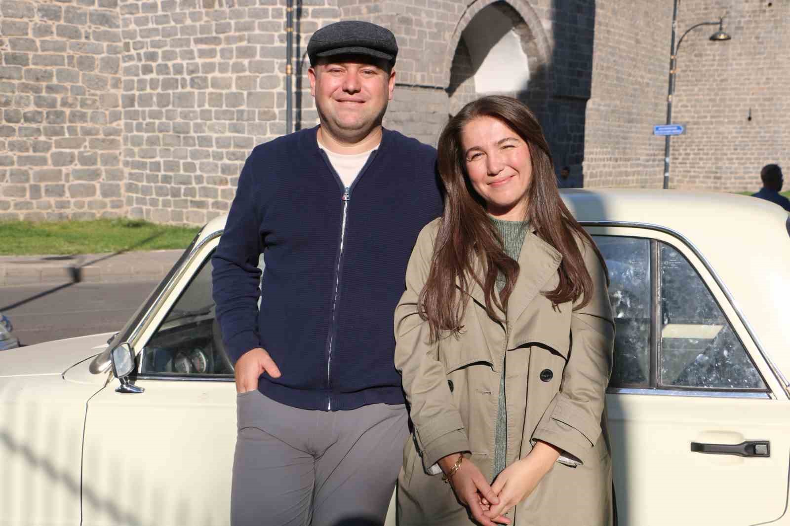 35 yıllık araçla Diyarbakır’ı karış karış geziyorlar