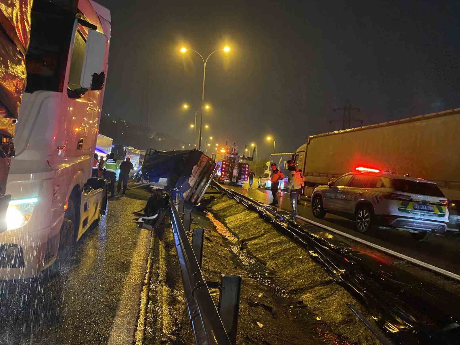 TEM’de tır devrildi, kasadaki granül yola saçıldı: 1 yaralı
