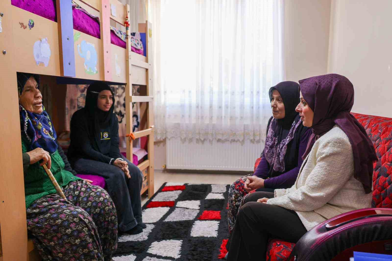 Zeynep S&ouml;zer, &Ccedil;ocuk Evini ziyaret etti
