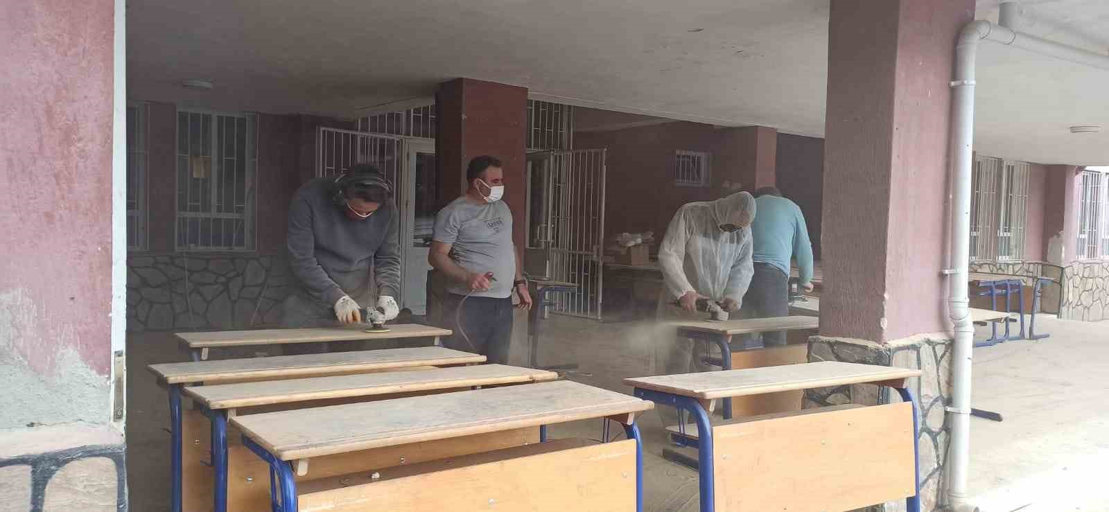 Elele veren idareci ve öğretmenler, ustaya ihtiyaç duymadan okullarını yeniliyor
