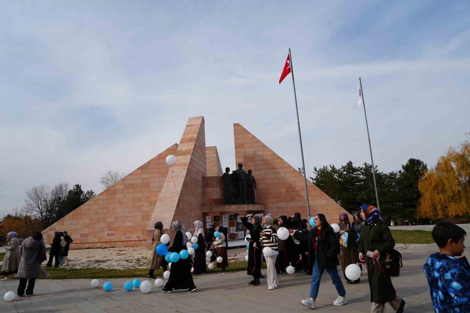 Mavi beyaz balonlarla Doğu Türkistan’ın sesi oldular
