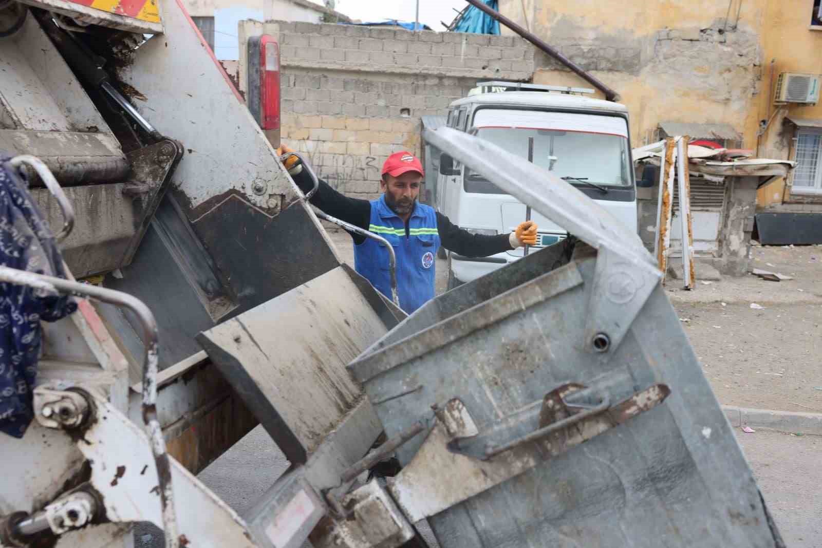 Akdeniz’de çöp konteynerleri yıkanıp dezenfekte ediliyor
