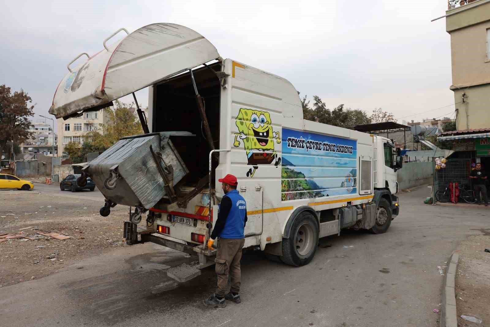 Akdeniz’de çöp konteynerleri yıkanıp dezenfekte ediliyor