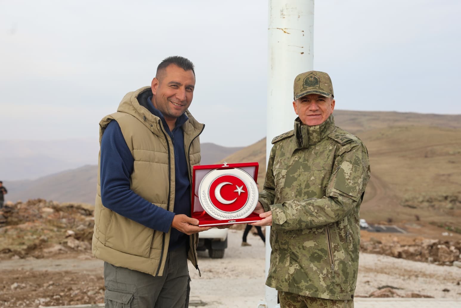 Şehit arkadaşlarının hatırasına 2 bin 400 rakımlı tepeye ağaç diktiler