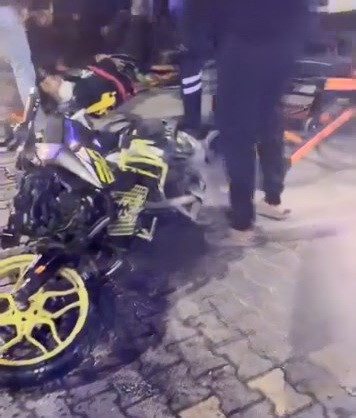 Motosikletle otomobilin çarpışma anları kameralara yansıdı: 1’i ağır 2 yaralı
