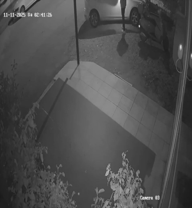 Antalya’da 16 yaşındaki çocuk otomobilin camını kırıp 50 bin TL çaldı
