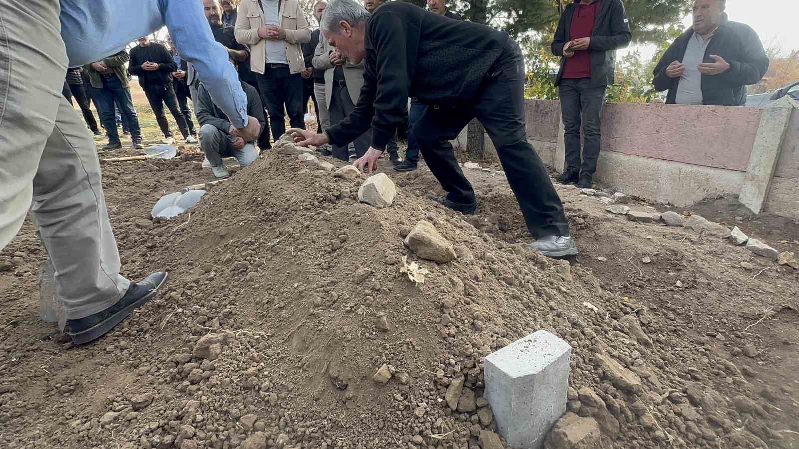 Bir hafta sonra cesedi bulunan Veysel son yolculuğuna uğurlandı
