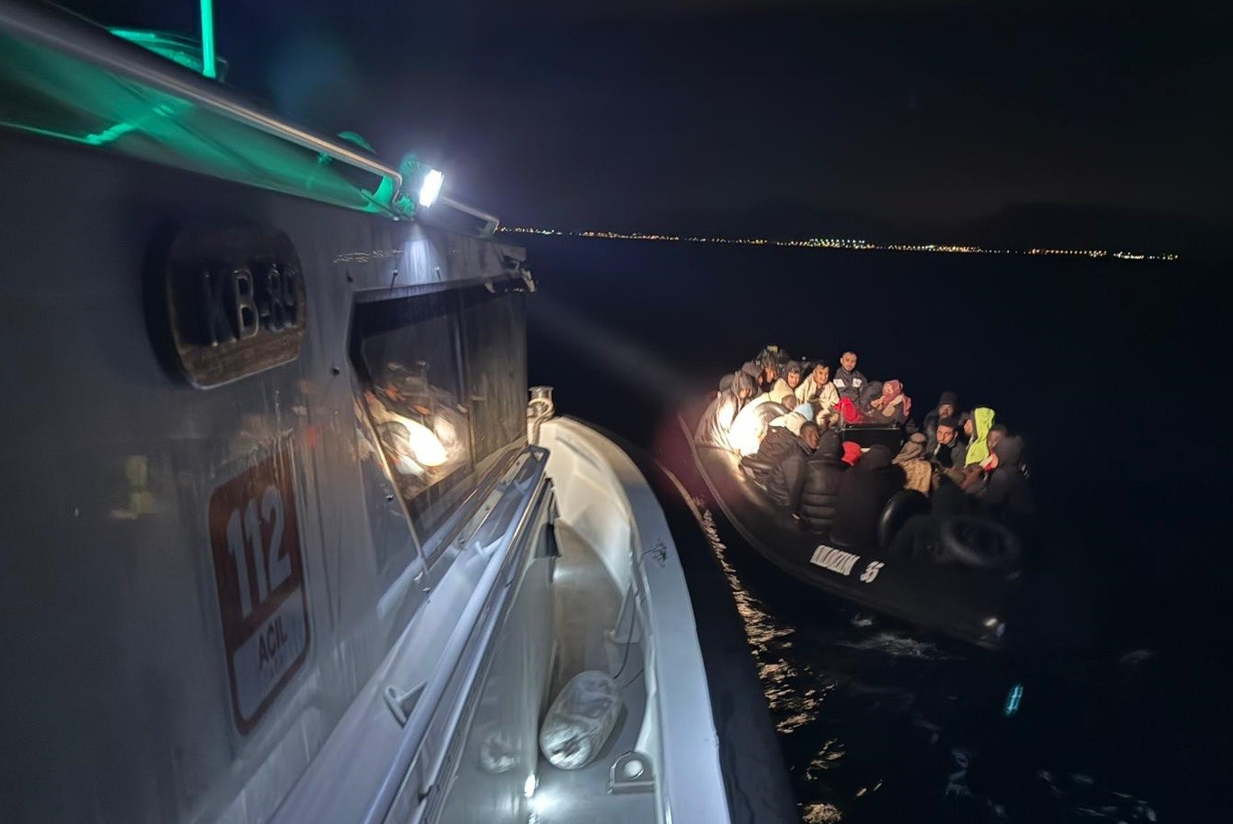 İzmir açıklarında 27 düzensiz göçmen yakalandı, 14 göçmen kurtarıldı
