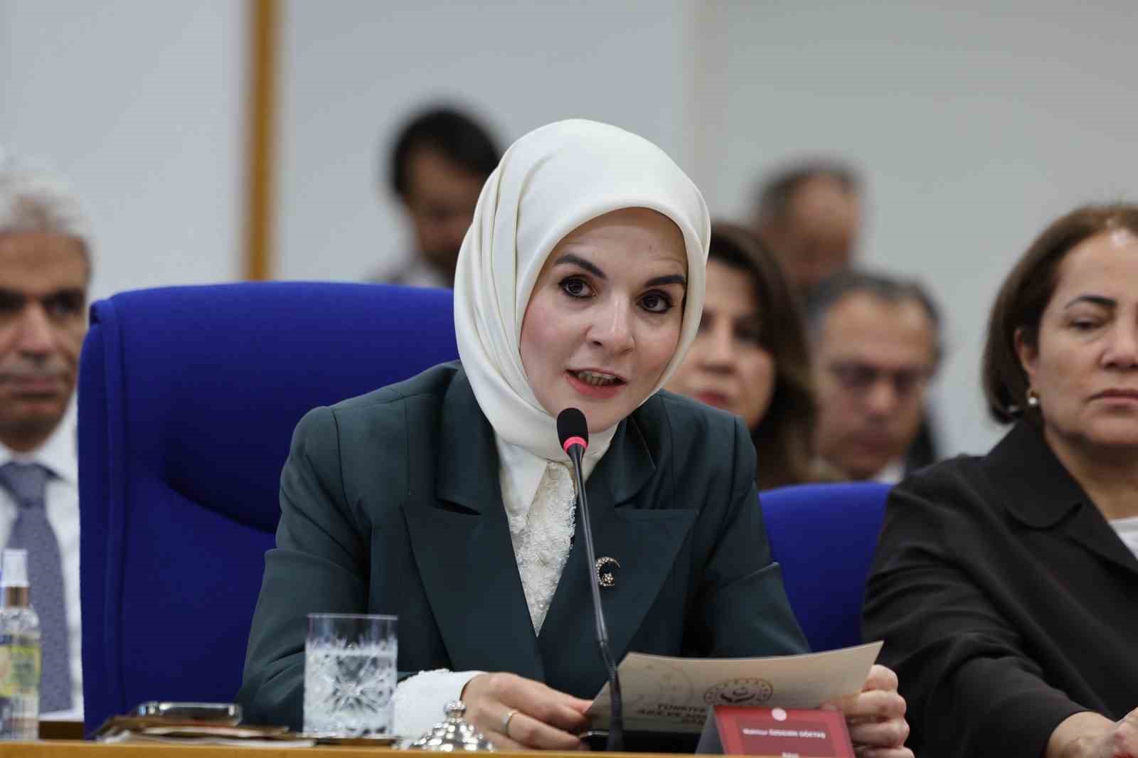 Bakan G&ouml;ktaş: "Sosyal medya kullanımına y&ouml;nelik yaş sınırı d&uuml;zenlemesi &uuml;zerinde titizlikle &ccedil;alışıyoruz"
