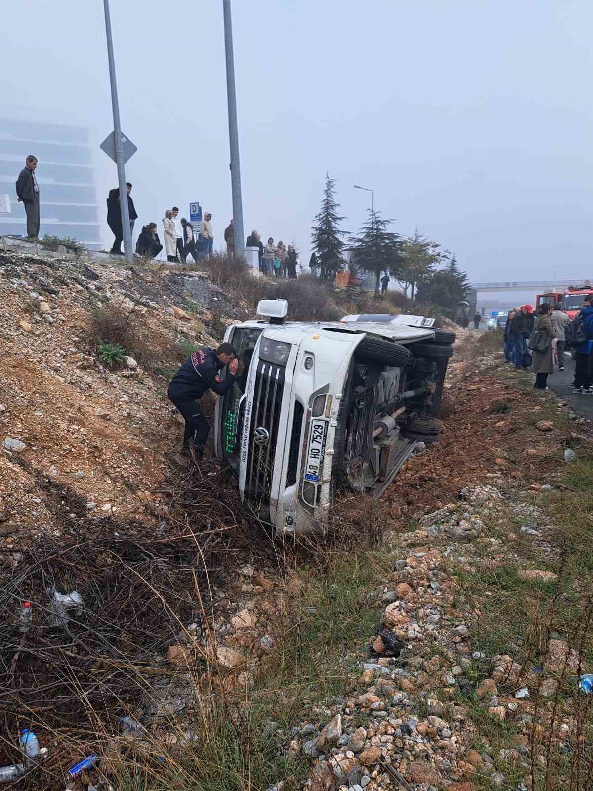 Muğla’da yolcu minibüsü devrildi: 13 yaralı