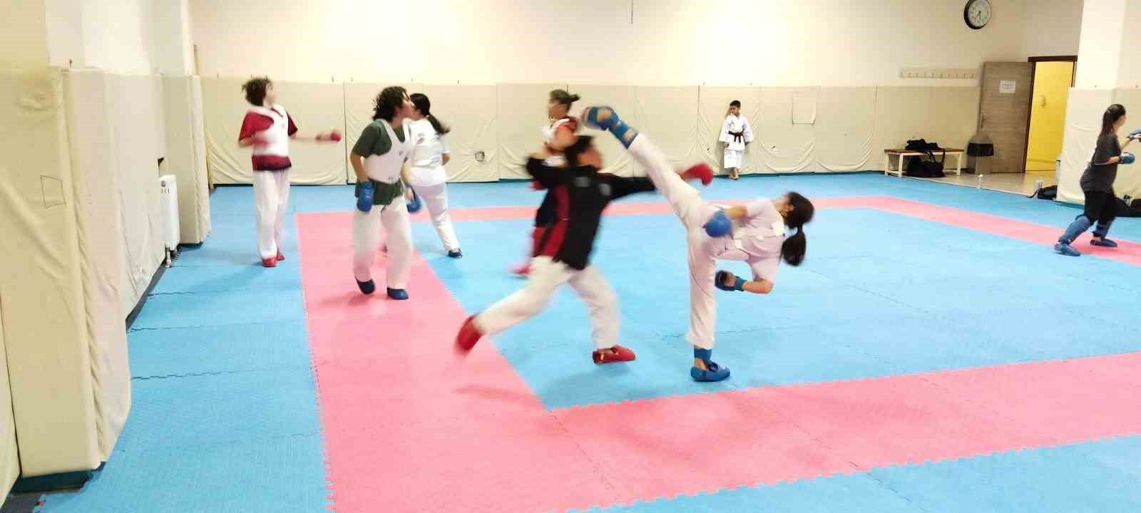 Karate Kış Okulu 3. Grup çalışmaları sürüyor
