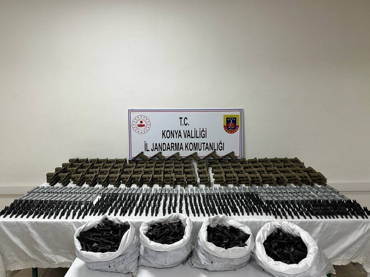 Konya’da çok sayıda silah parçası ele geçirildi