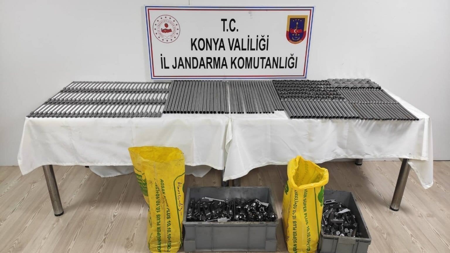 Konya’da çok sayıda silah parçası ele geçirildi
