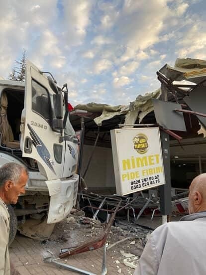 Elazığ&rsquo;da freni patlayan kamyon fırına daldı
