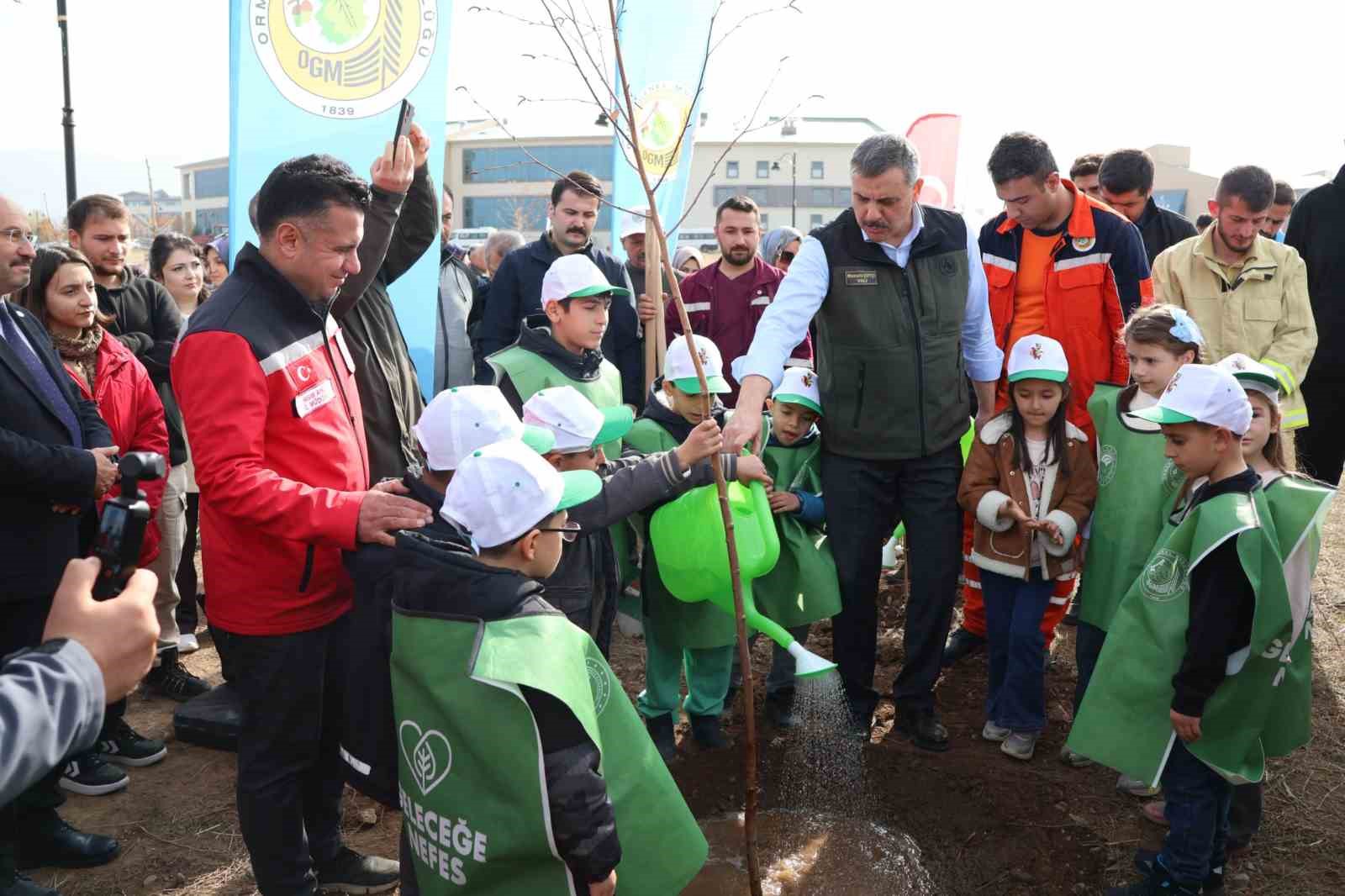 Aile Yılı&rsquo;nda anlamlı buluşma: Aile Hatıra Ormanı&rsquo;nda fidanlar toprakla buluştu
