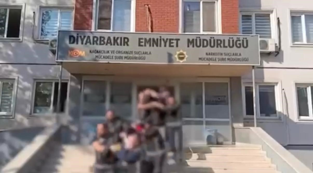 Kurşunlama, tehdit ve yağma eylemine katılan suç örgütüne yönelik Özel Harekat destekli operasyonda 25 tutuklama
