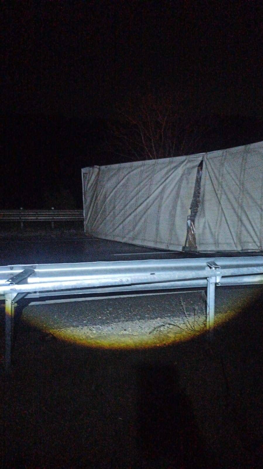 Bilecik’te tır devrildi, yol ulaşıma kapandı