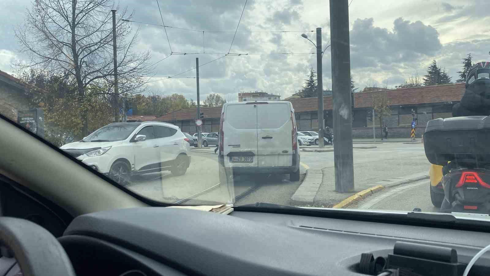 Kırmızı ışıkta beklemek yerine kolay yolu seçti