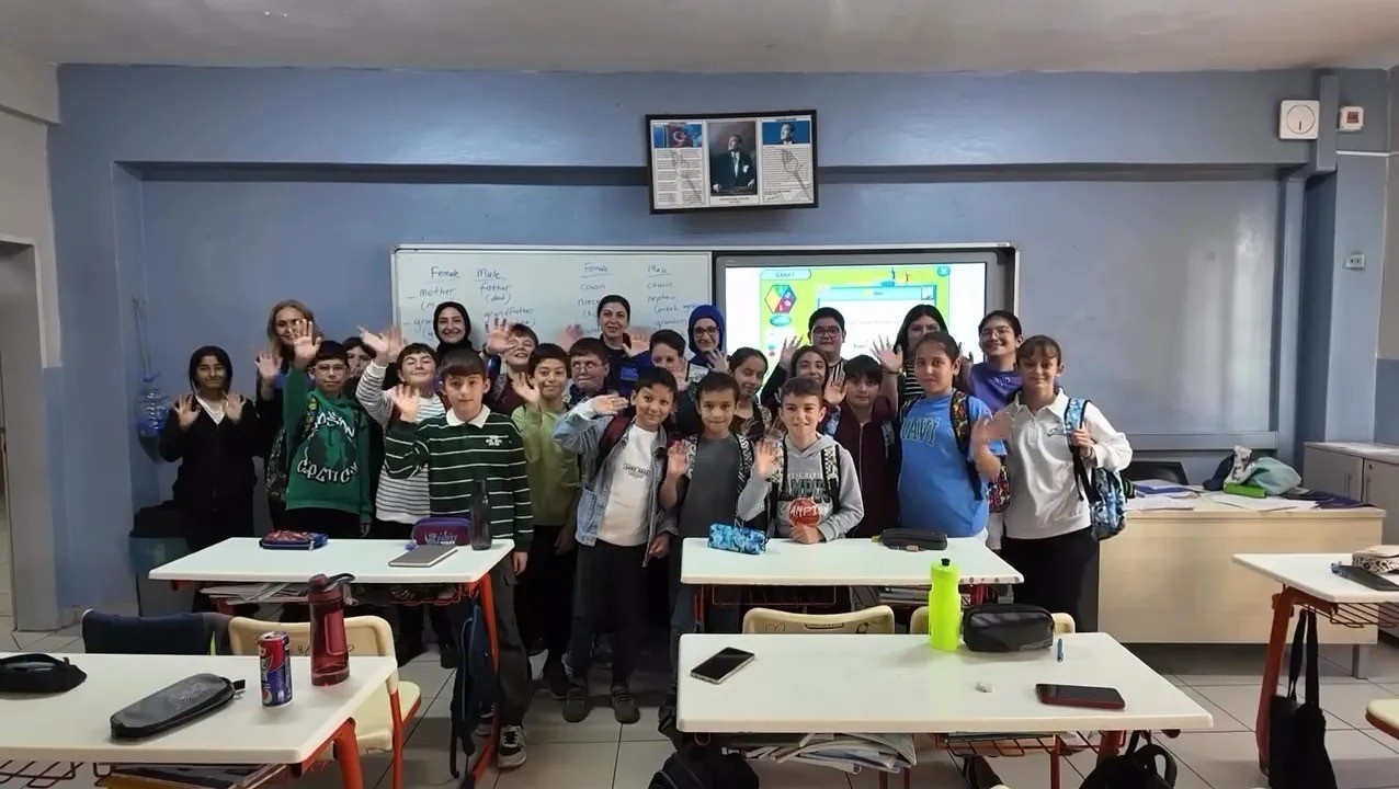 Sinop polisinden öğrencilere eğitim seti desteği
