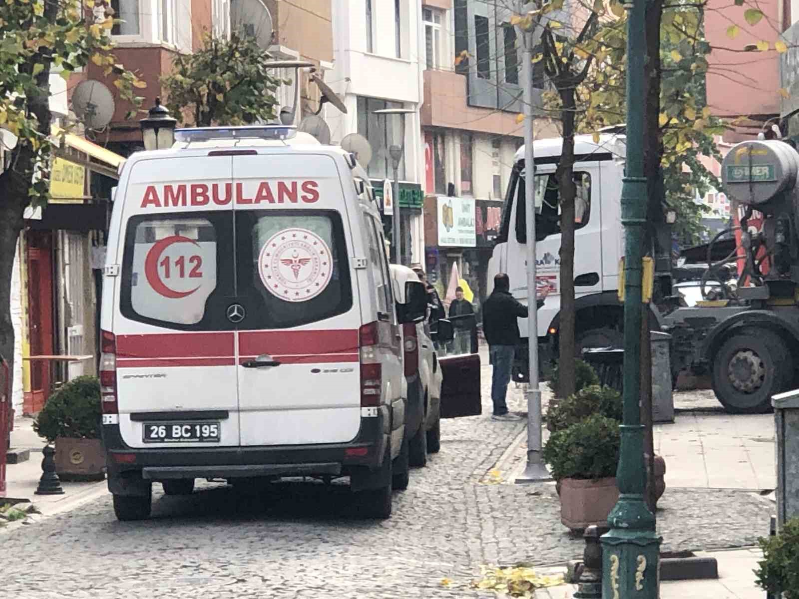 Ters yönden gelen plakasız otomobil ambulansın ilerlemesini engelledi
