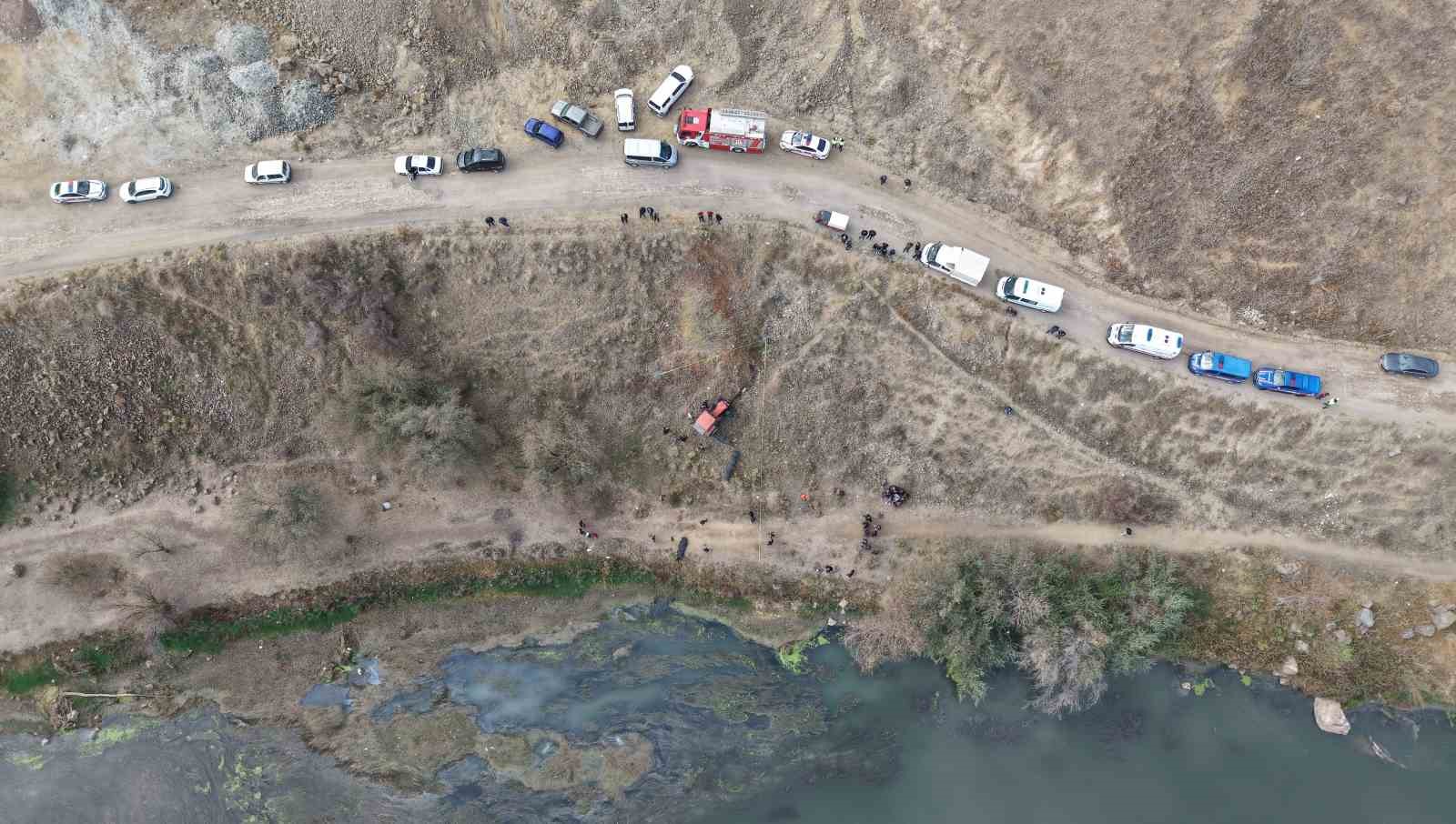 Traktör uçuruma devrildi: 1 ölü
