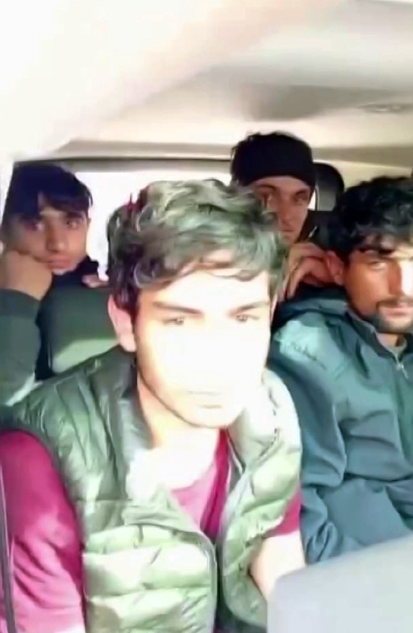 D-100’de durdurulan minibüste Afganistan uyruklu 7 düzensiz göçmen yakalandı
