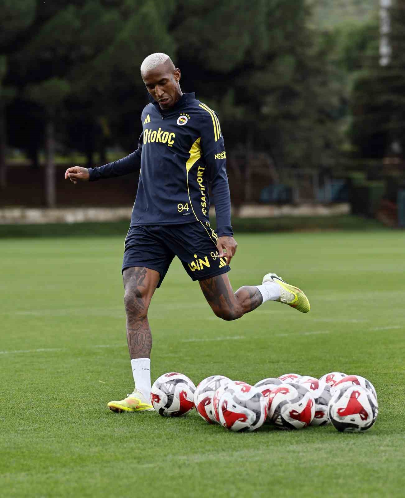 Fenerbahçe, 1 günlük iznin ardından çalışmalarına devam etti
