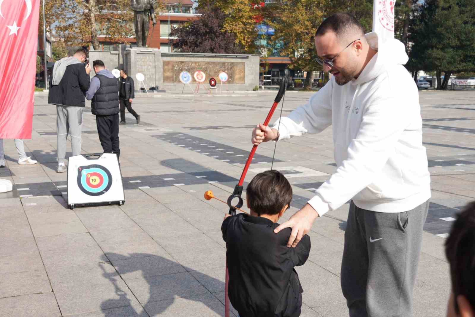 Okula mola, spora fora etkinliğiyle gen&ccedil;ler spora doydu
