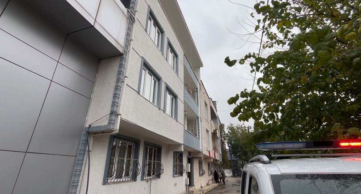 Dengesini kaybedip camdan düşen şahıs ağır yaralandı