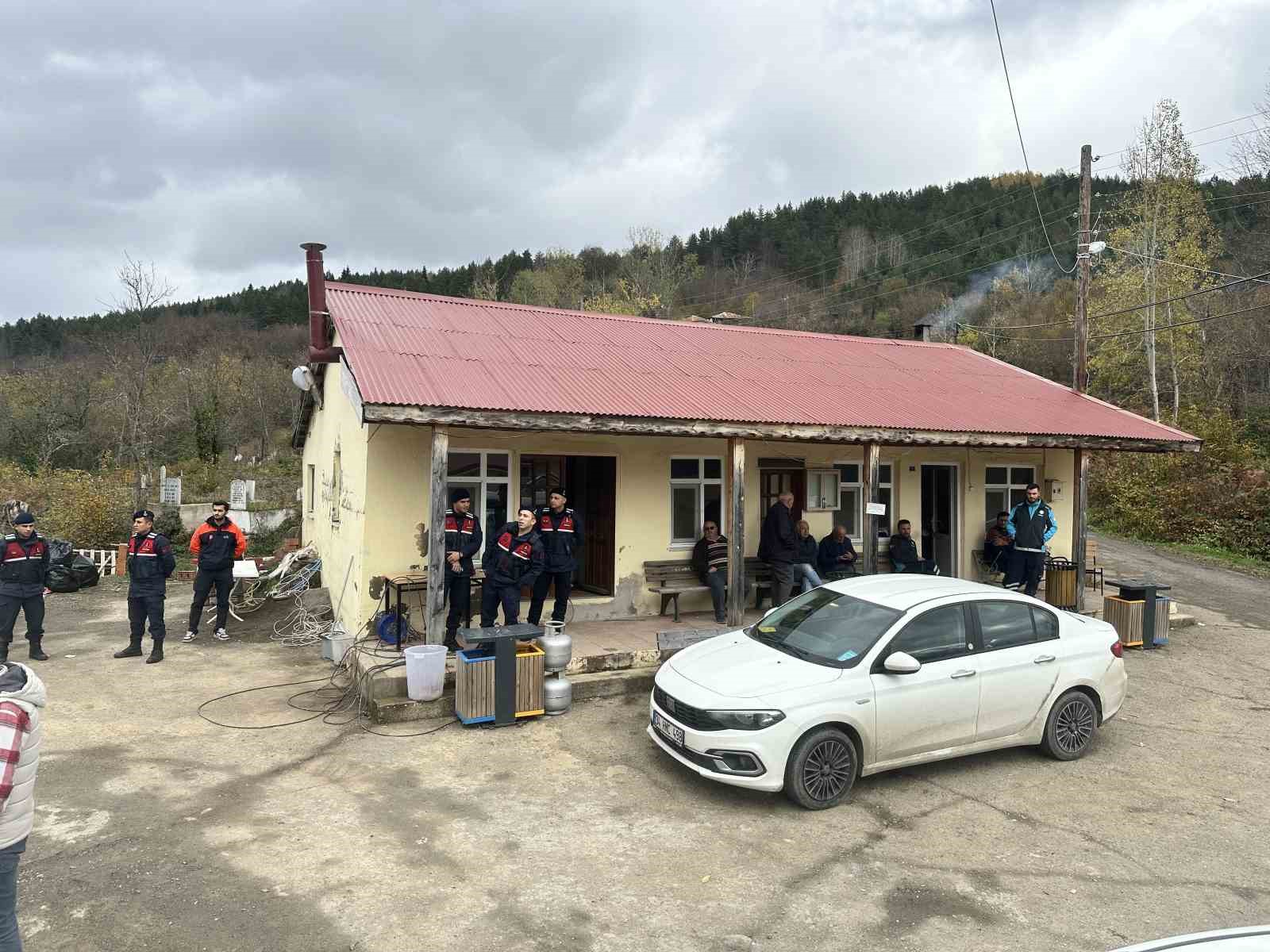 Anne ve oğlunun cesedinin bulunduğu bölgede kayıp çanta ile ayakkabı bulundu, telefona ulaşılamadı