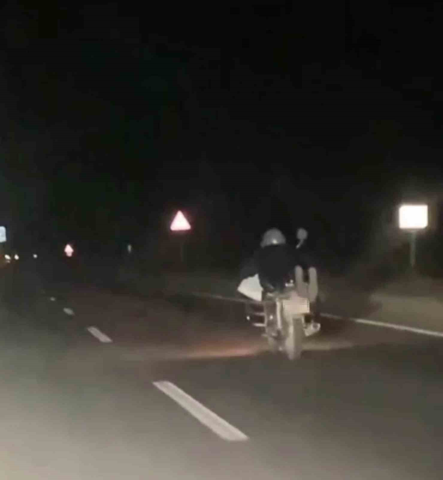 Motosikleti yüzüstü uzanarak kullanan sürücüye 5 bin 146 TL ceza