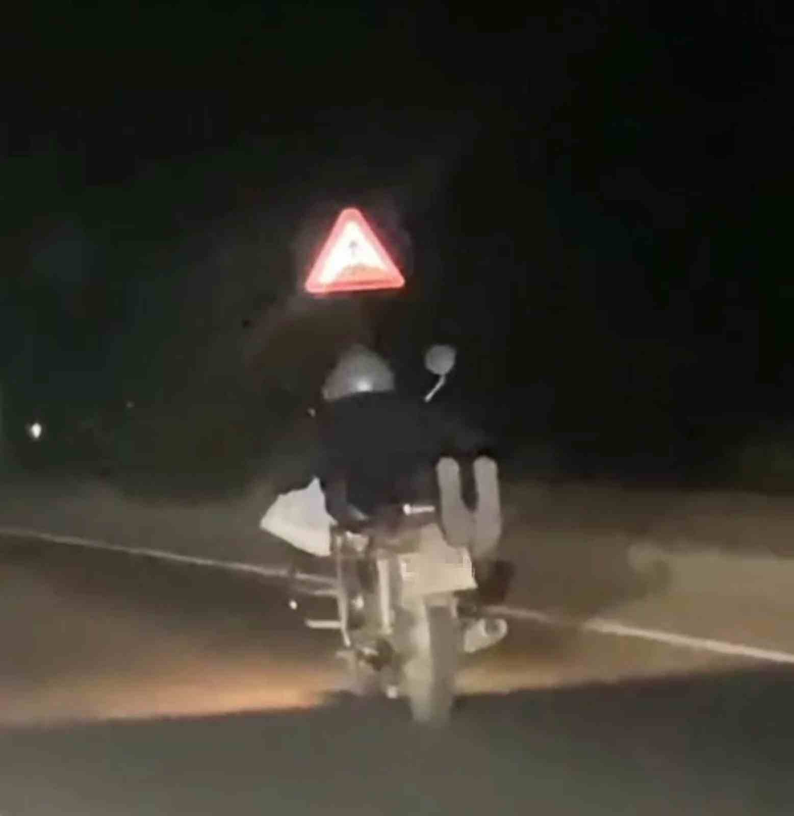 Motosikleti y&uuml;z&uuml;st&uuml; uzanarak kullanan s&uuml;r&uuml;c&uuml;ye 5 bin 146 TL ceza
