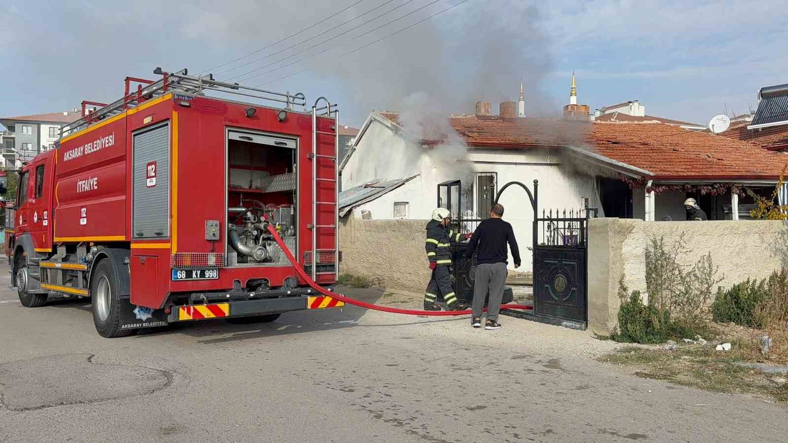Annesinin evini ateşe verip kaçtı