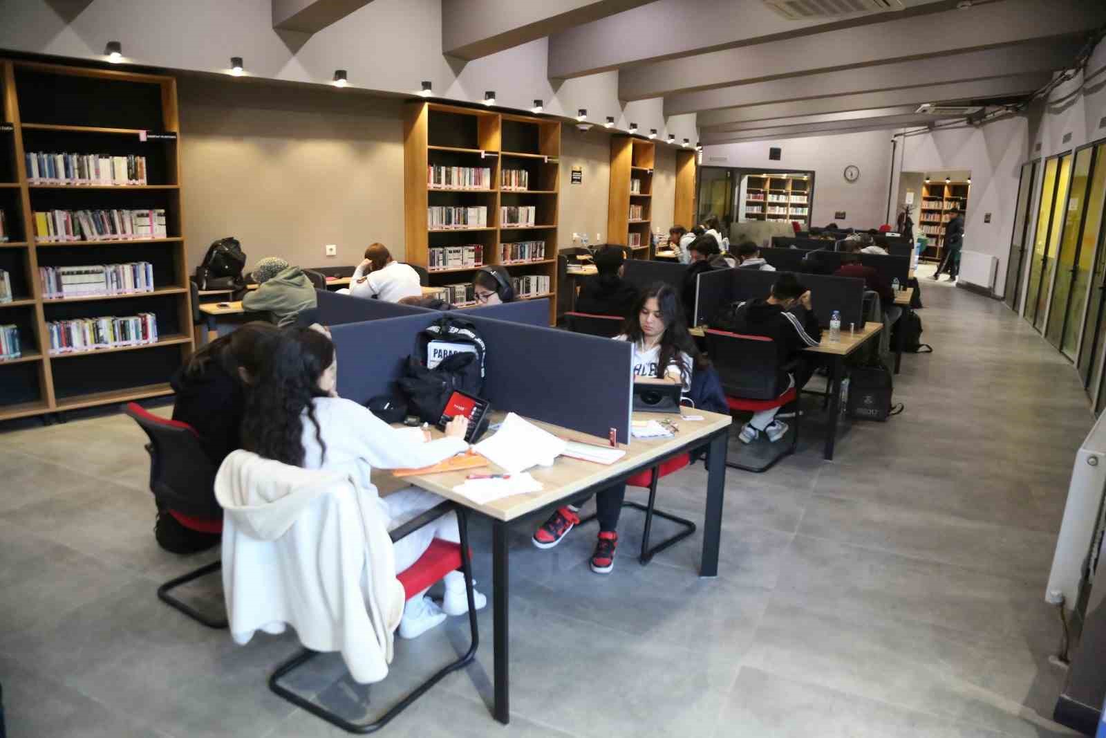 Ara tatilde Melikgazi’nin Akıl Küpü Kütüphaneleri dolup taşıyor