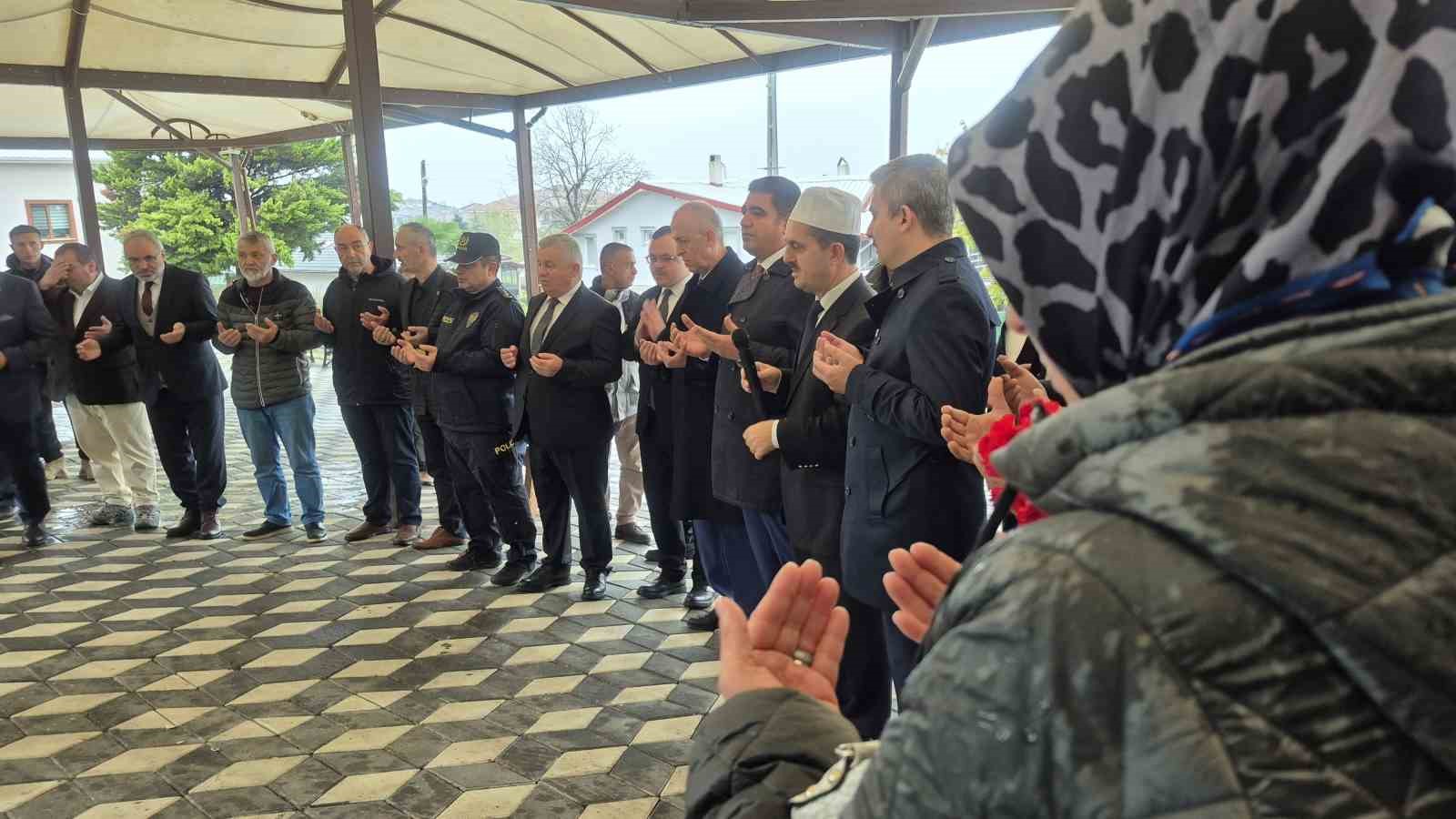 D&uuml;zce depreminin 26. yılında acılar hala taze
