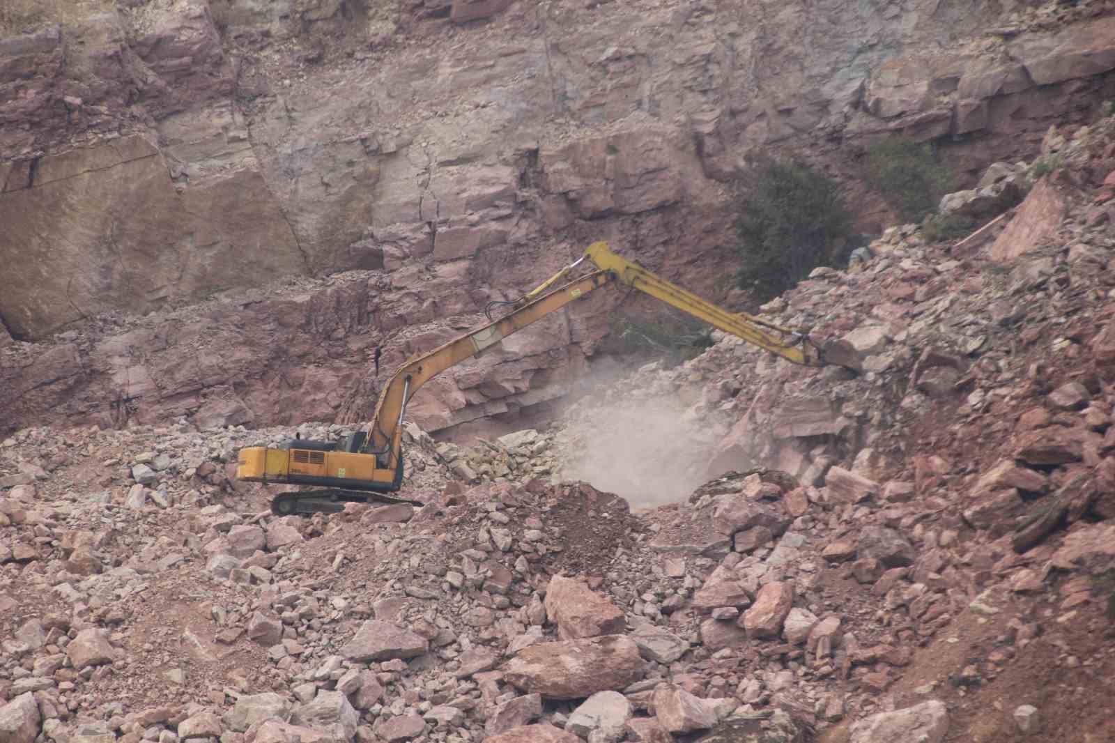 Ordu’da göçük altında kalan kamyon şoförü için yeniden arama çalışması başlatıldı