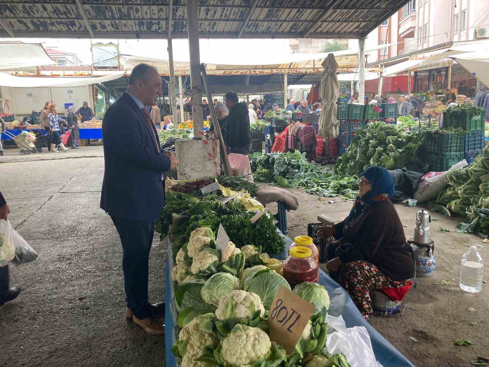 Kaymakam İlhan, pazarda vatandaşlar ve esnafla bir araya geldi
