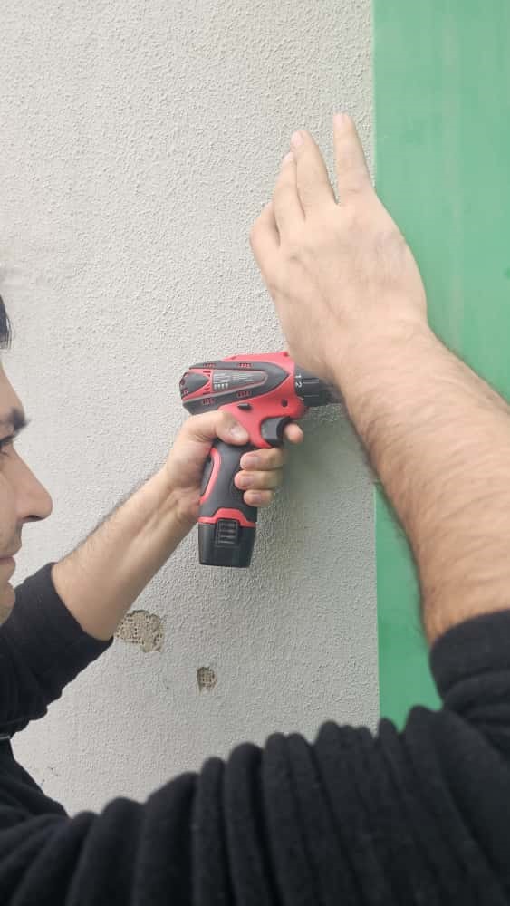 Batman’da kolonlara sıkışan kuş kurtarıldı