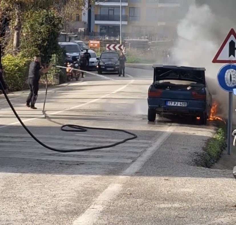 Eceabat’ta seyir halindeki otomobil yanarak kullanılamaz hale geldi