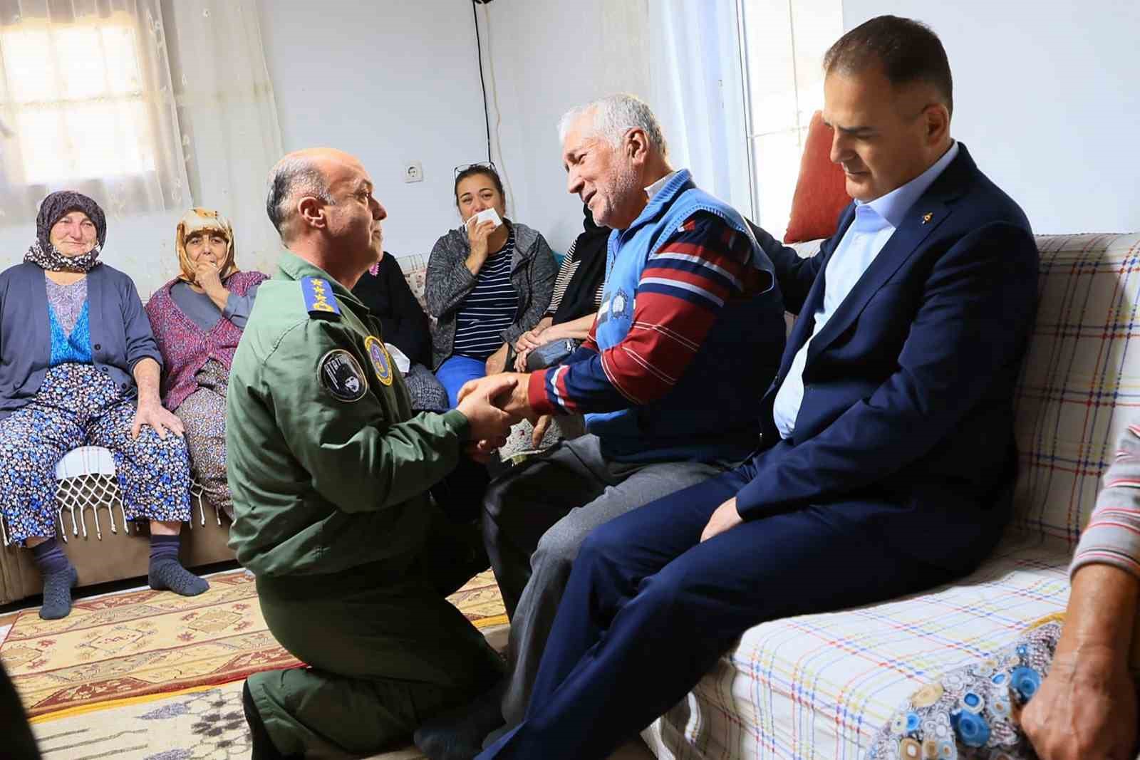Vali Akbıyık, Şehit Astsubay Kuran&rsquo;ın ailesine taziyede bulundu
