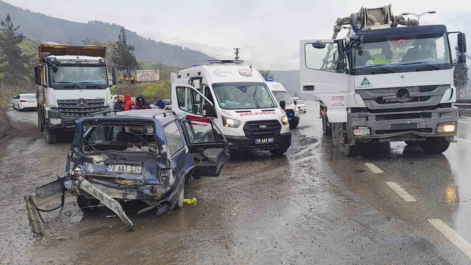 Beton mikseri otomobille çarpıştı: 1’i çocuk 5 kişi yaralandı