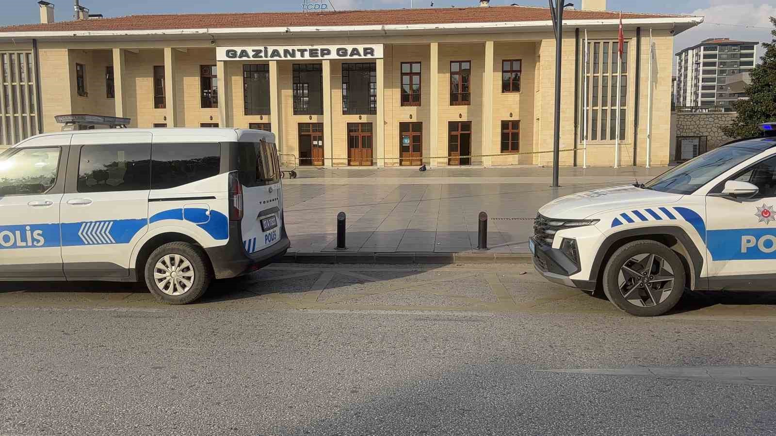 Gar istasyonunda ş&uuml;pheli &ccedil;anta paniği
