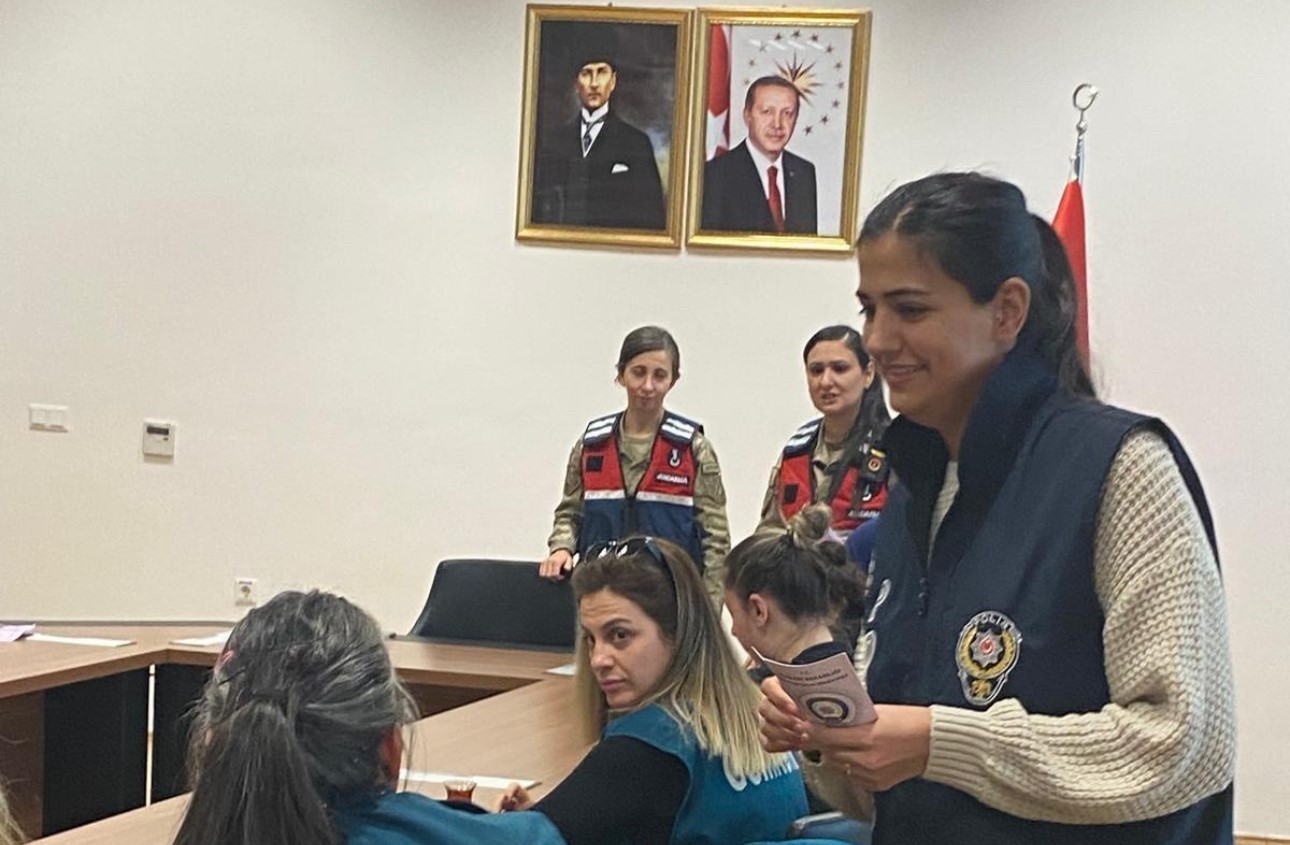Kadın güvenlik güçlerinden KADES tanıtımı